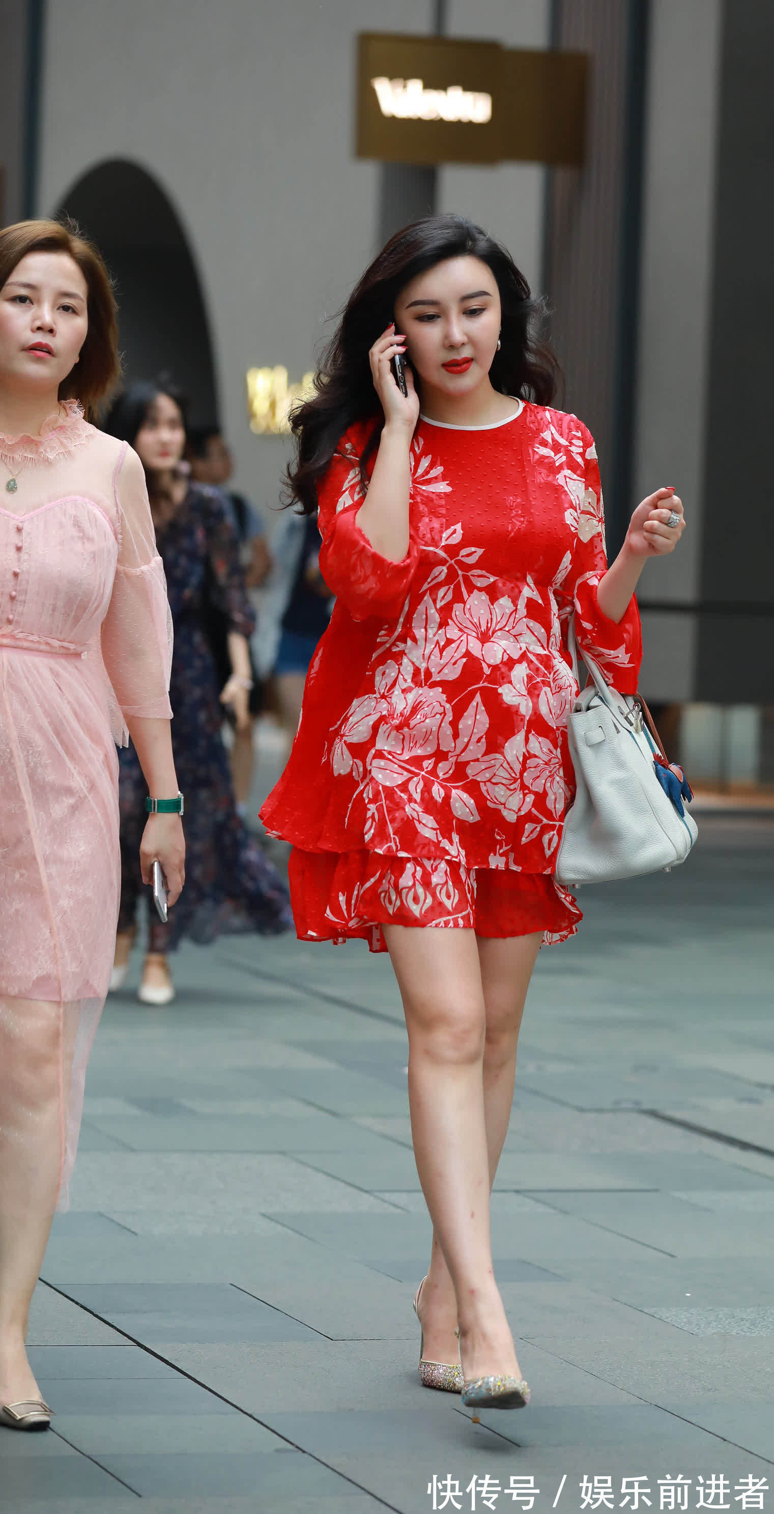 辣妈|初秋的街头依然少不了时尚辣妈的身影,显得格外飘逸美丽