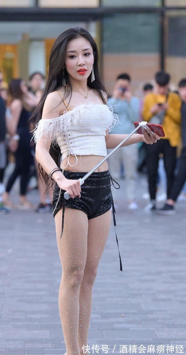 上衣 白色一字肩上衣搭配超短裤,妩媚又迷人,轻松变身街头美少女!