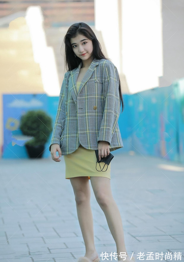 淑女 时尚穿搭:浅绿色西装外套,搭配黄色连衣裙,尽显淑女气质