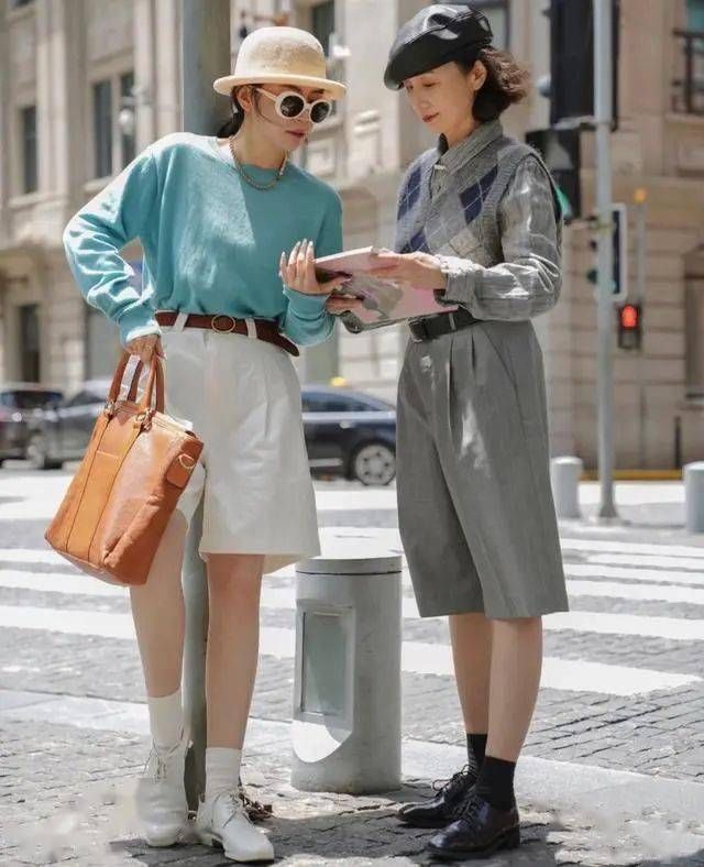 穿衣|三木母女又凭穿搭火出圈，穿衣打扮优雅又端庄，时髦感不输女明星