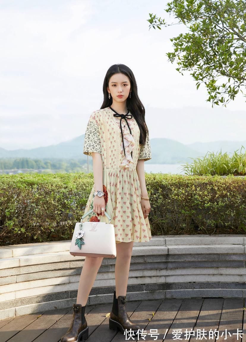 氛围感|周也的脸看着就很“贵”，就算穿着小清新碎花裙，也有高冷气质