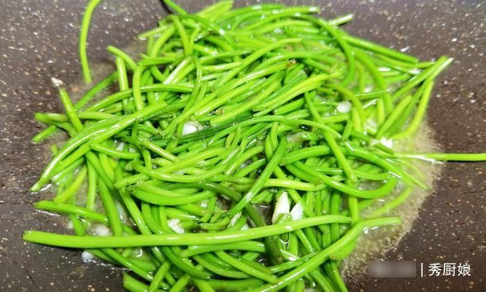 一日三餐|此菜营养极高,很多人只吃叶子,其实茎才是宝贝,不懂吃太可惜了