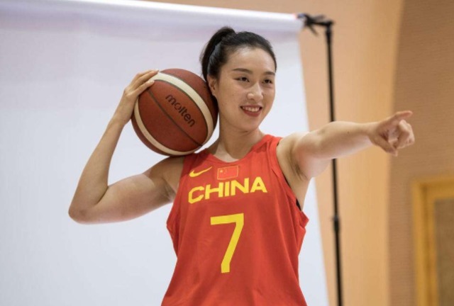 冠军|正式官宣!中国女篮老队长成为教练,帮助球队冲击冠军
