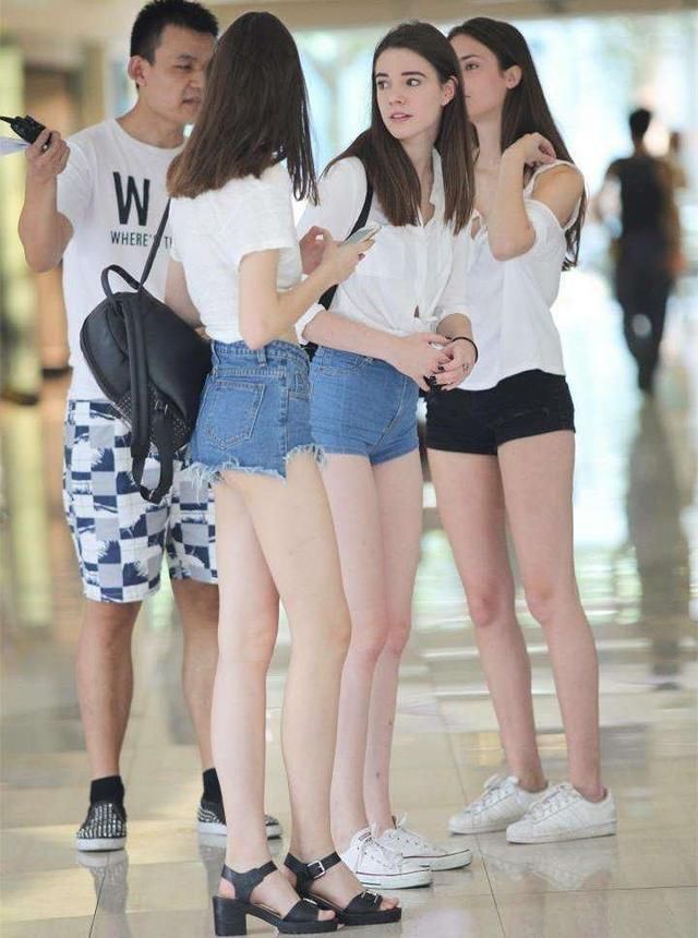 街拍性感姐妹花超赞的身材,你更喜欢哪位呢