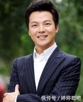 他是著名“央视一哥”，娶身价几十亿富婆妻子，今儿子成他的骄傲