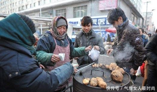  不用烤箱，教你用电饭锅烤红薯，不加一滴水，和炭烤红薯一样香