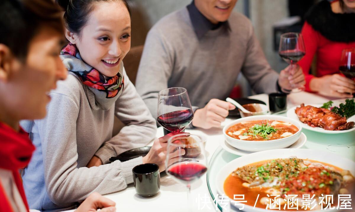 牛羊|牛羊海鲜管够,看完部队的聚餐后,网友小姐姐辛苦了,多吃点!