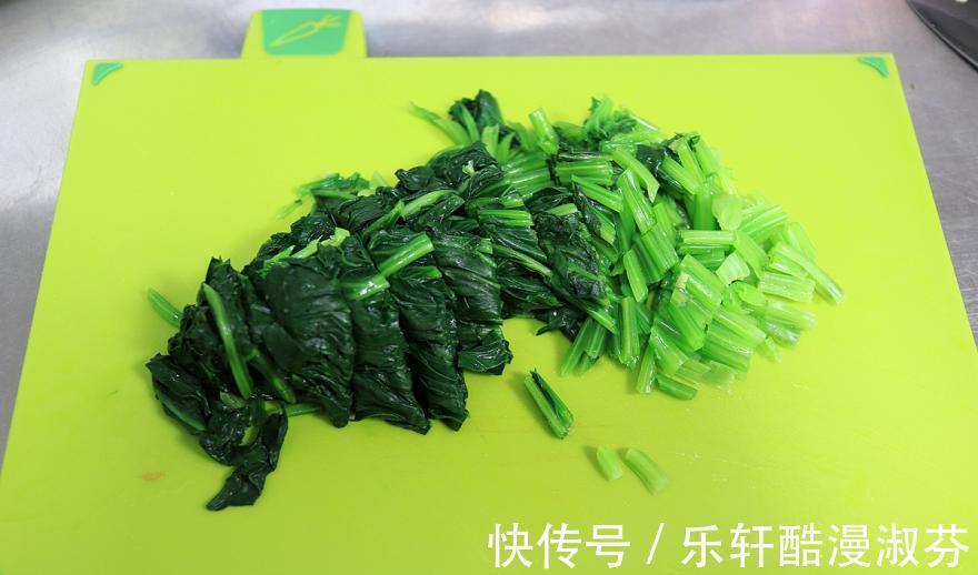 草酸|菠菜别总炒着吃,拌一拌,5分钟就上桌,家人抢着吃