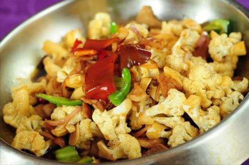 辣椒酱|做干锅花菜,先焯水还是先过油?教你一招,花菜香嫩爽脆,很入味