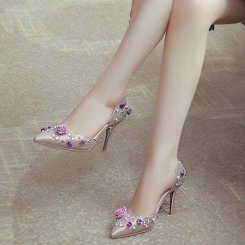 尖头 今年最流行穿这样的高跟鞋,比穿休闲鞋时髦