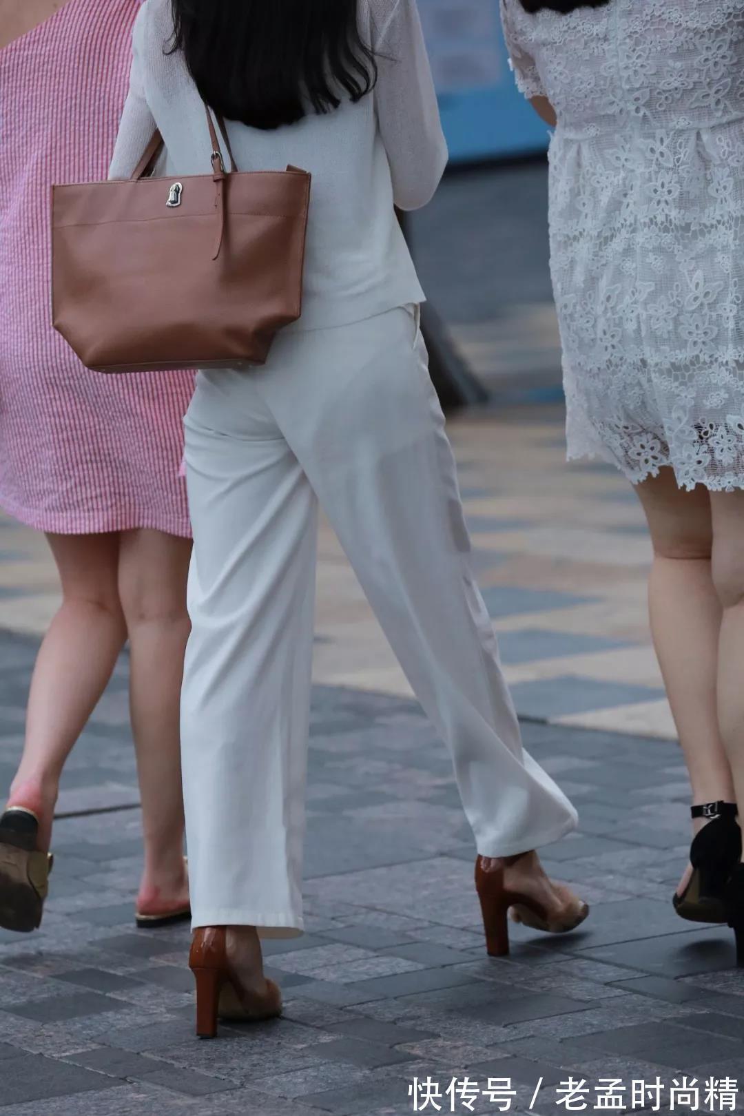 长裤 街拍:动人的容颜不俗不凡穿白色长裤的性感漂亮美女
