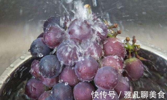 洗葡萄,只用盐水洗等于吃虫卵,果农教你1招,葡萄皮都能直接吃
