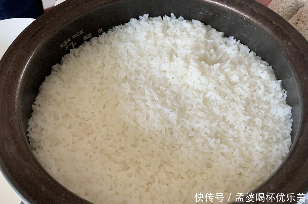 蒸米饭时，别只会加水蒸，多加这几步，蒸出的米饭又香又软