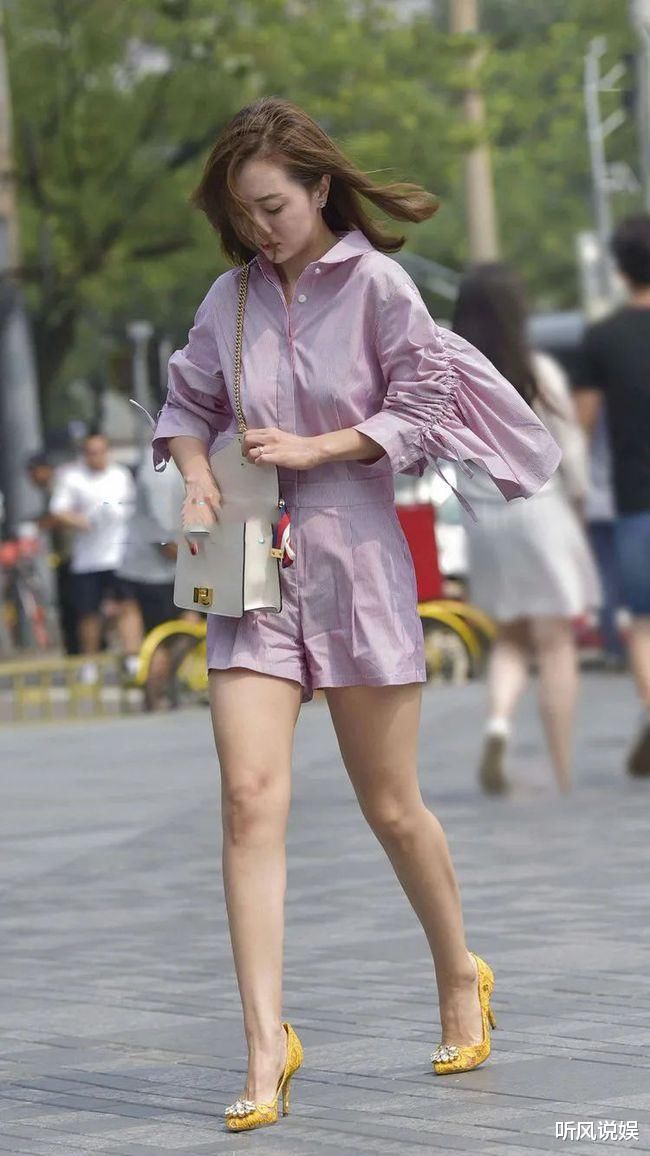 高跟鞋是成熟女人的最爱，搭配夏装女人味十足，细高跟的效果最好