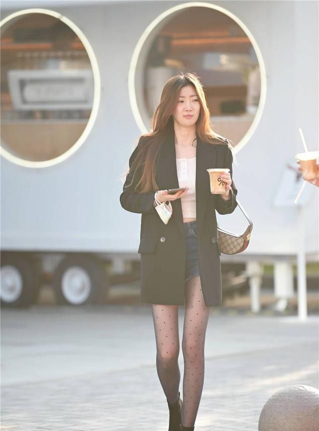 身材 选择黑色丝袜搭配,离不开高跟鞋的衬托,你会搭配短靴还是单鞋?
