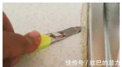 玻璃胶用久会“变黑”?保洁阿姨的“小妙招”,立马洁净还杀菌