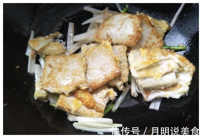 烧豆腐时,直接下锅容易碎,多加1步,豆腐完整又好吃