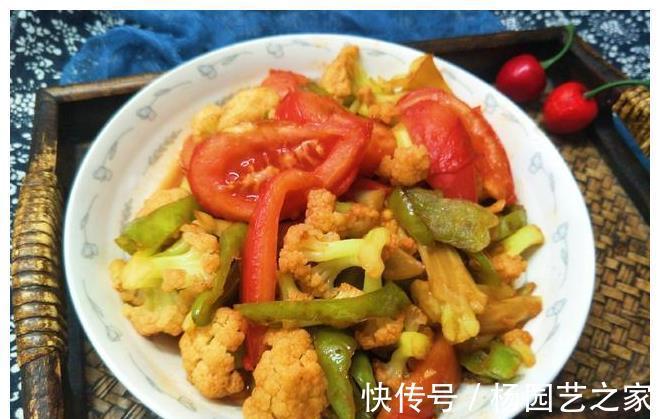 下饭|西红柿新吃法,加入菜花和辣椒,香辣下饭,吃的汤都不剩