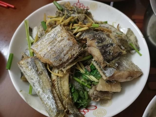 带男友回家,爸爸顶着高温用柴火烧菜,吃完饭后男友留下2千元