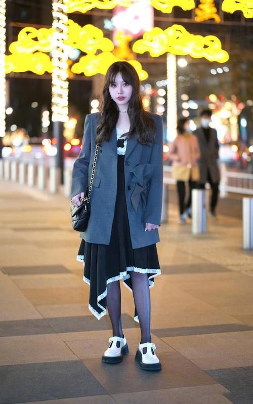 30岁的女性懂不懂打扮?看春季穿搭就了解,正确的搭配时尚且年轻