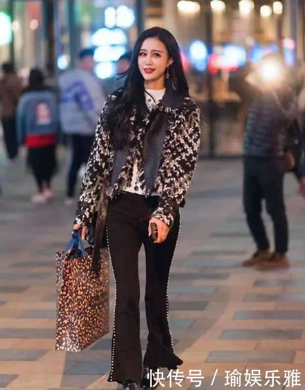 街拍|街拍气质靓丽的美女,身穿牛仔裤搭配时髦上衣,舒适大方又不失美感