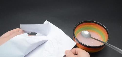 贴春联别用胶带了，教你一个简单的方法，美观又牢固，撕下不留痕