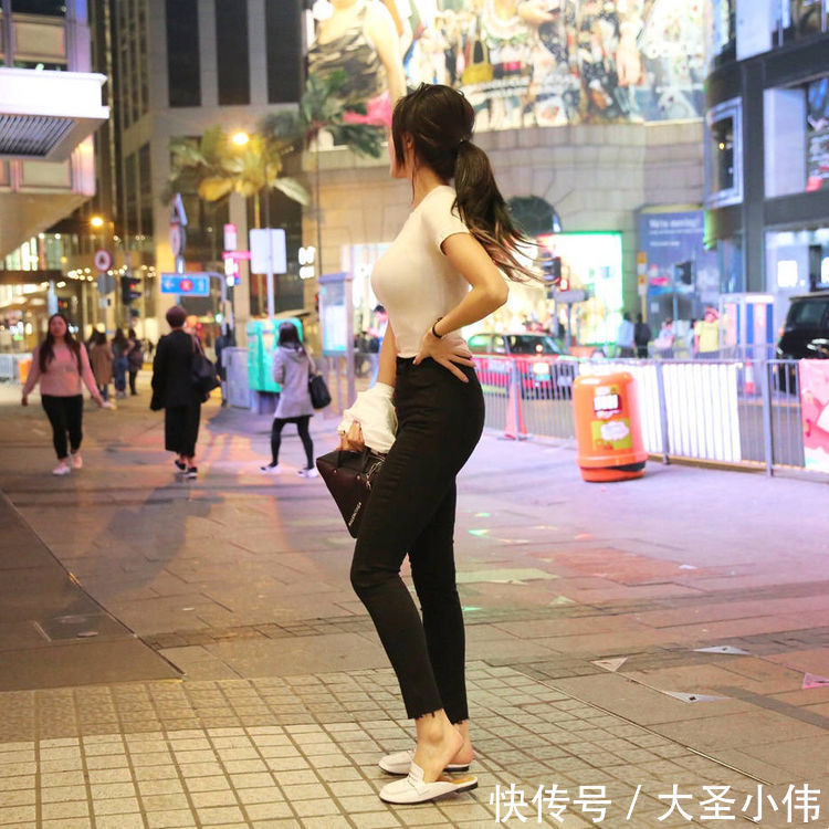 腰带|美女街拍:白色长袖连衣裙,配合腰带修身,加上靴子衬托,非常有气质