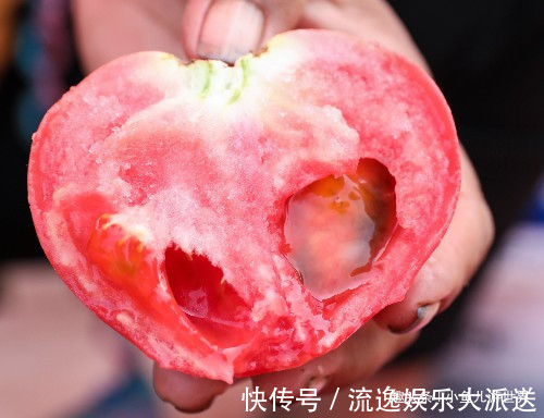 37度高温,农村2岁娃跟着爷爷做生意,土豆当玩具,看得心疼