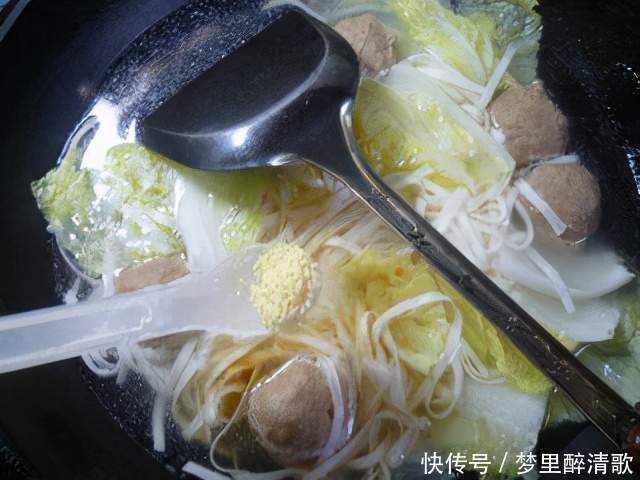  牛肉丸白菜面的家常做法，汤汁鲜浓味道美味，冬天来一碗超暖和