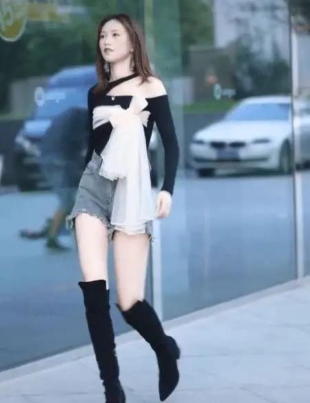 风采|美女半露肩黑色上衣，加上牛仔短裤配长靴，穿出属于自己的风采