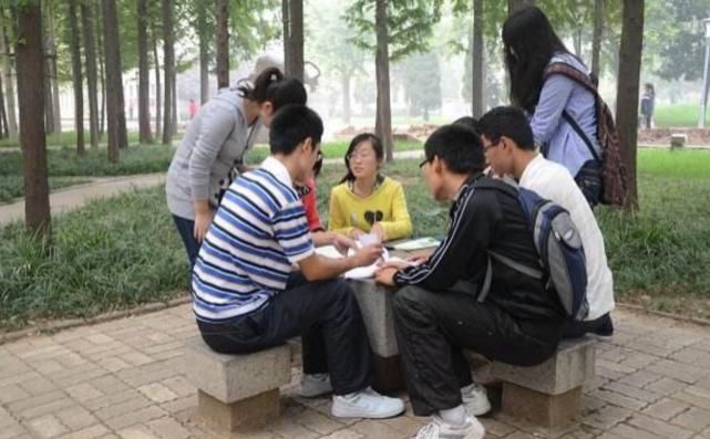 辅导员看见|大学宿舍门上“标语”走红，辅导员看后哭笑不得，学生个个是人才