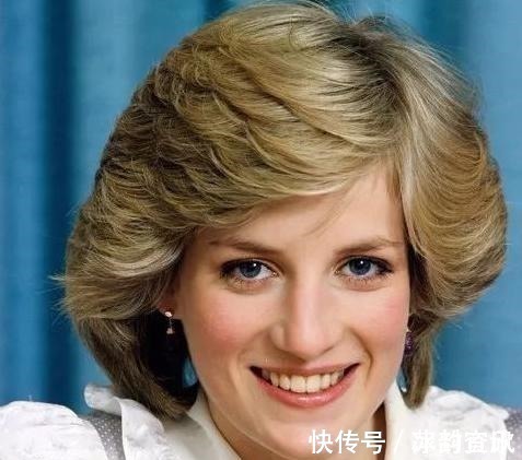 查尔斯#卡米拉的蛇形项链20年前做情人时查尔斯送的,蛇蝎气质一目了然