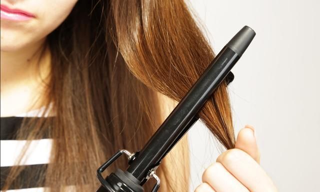 烫头发和每天自己用卷发哪个更伤发?技术好方法得当,都不太伤发