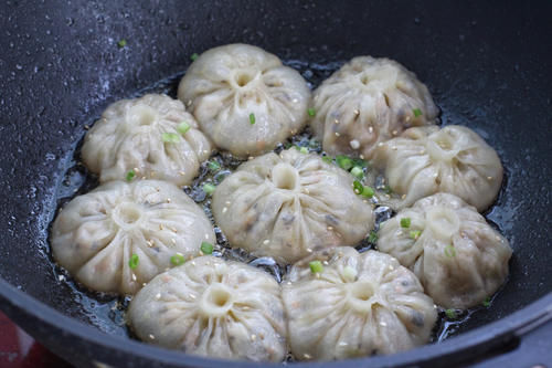 营养|不揉面不醒面，用饺子皮做生煎包，皮薄馅大营养好吃，简单零失败