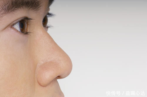油脂|鼻子旁边白色小点点是什么?好难受?怎么消灭?