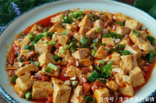 老干妈和豆腐一起搭配做，开胃又下饭，做法也简单容易学