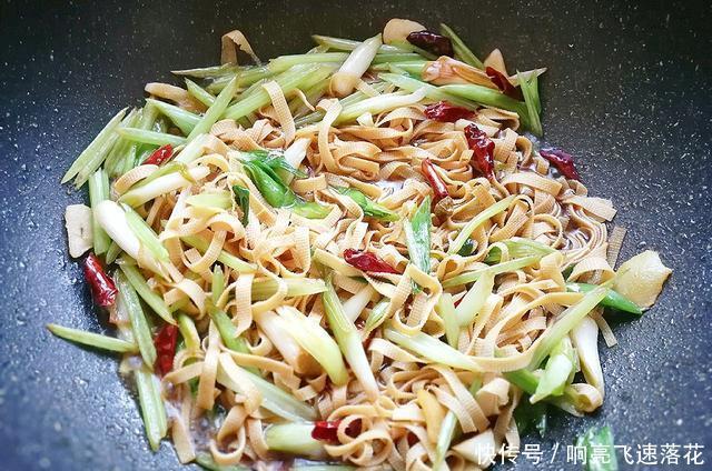 饭菜|立冬以后，这食材常给家人吃，和青芹蒜苗简单一炒，下饭菜妥妥的