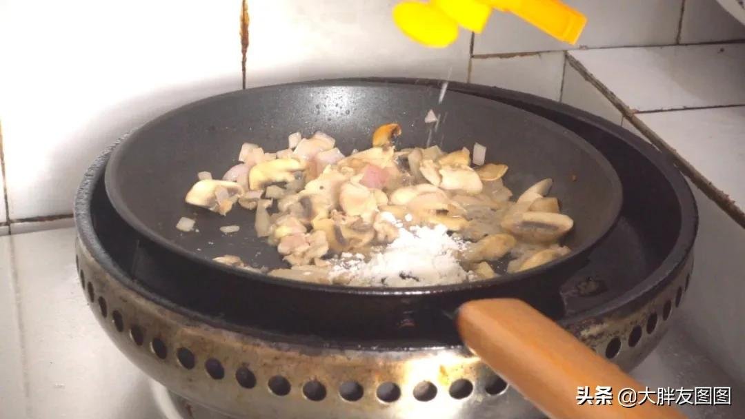 天冷了，煮个酥皮面包汤喝，喝完汤，吃浸满奶油汤汁的面包，满足