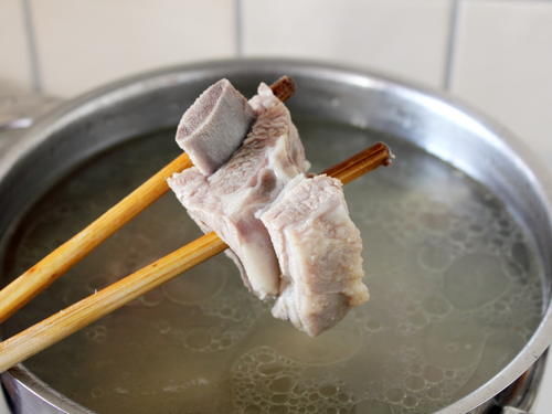 怎么熬好羊骨头汤?无论清汤奶白汤,最忌乱放香料,无肉味汤不鲜