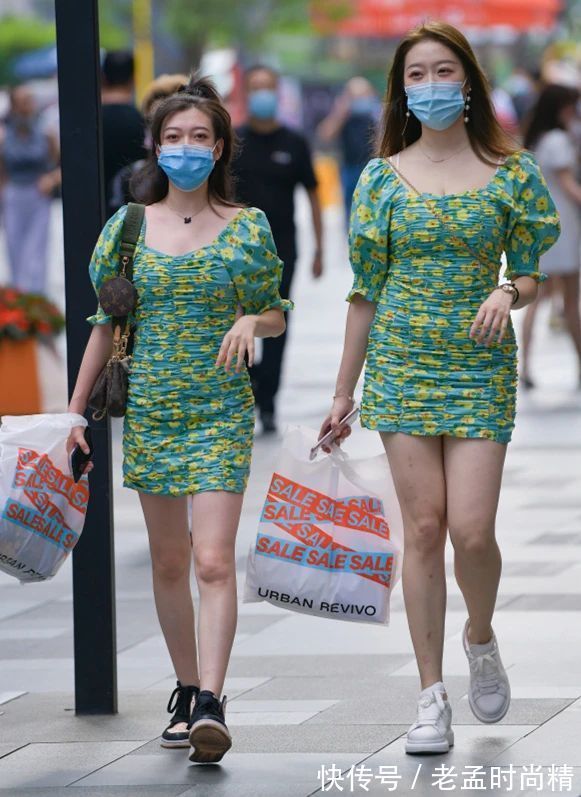 碎花裙|街拍:穿碎花裙的时尚女生