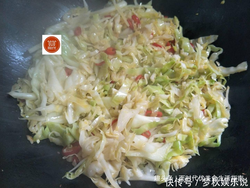 包菜|包菜和它一起炒吃着比肉香还开胃,常年都吃不腻,真香!