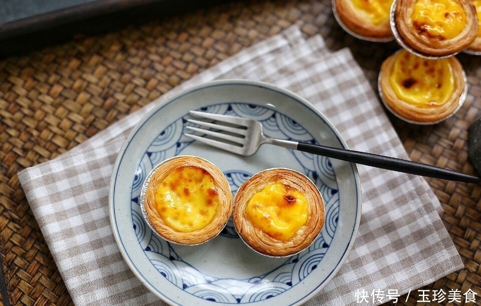 2个鸡蛋加点牛奶,教你自制懒人蛋挞,外酥内嫩,味道秒杀kfc