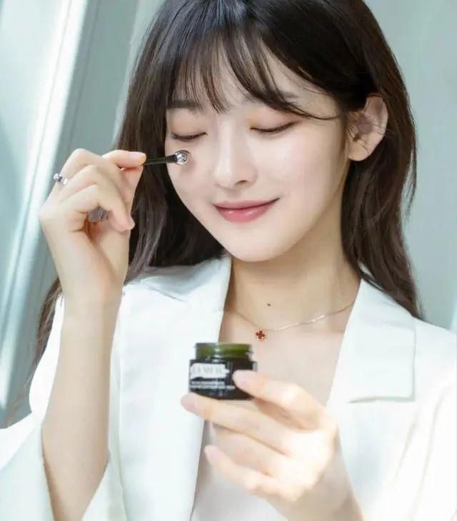 眼霜涂了总是没效果？手法不对，还会长脂肪粒，看你是不是！