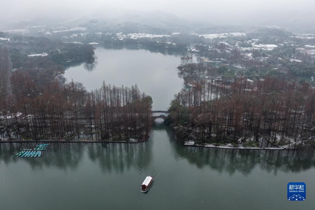 新年|杭州西湖迎来新年初雪