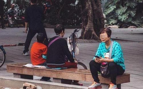 宝妈|奶奶又来假装带娃了，孙子语出伤人，奶奶羞红了脸，宝妈沉默