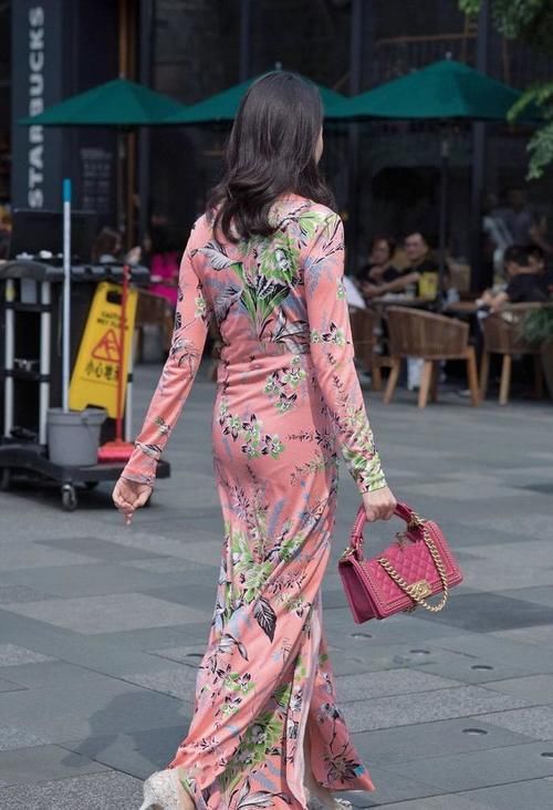高跟鞋|粉色长裙配小高跟鞋，小姐姐优雅美丽，自信潇洒又大方
