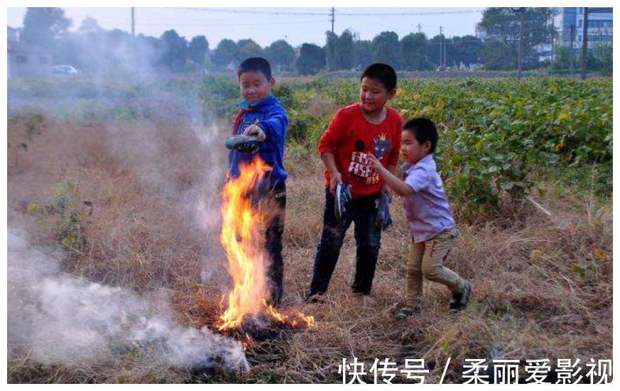 生理盐水|儿子误把502胶水滴进眼里,爸爸一举动救了娃,医生:干得漂亮