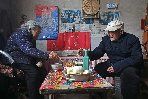 113岁农村老汉每天吃肉、喝酒、赶集,生活习惯让养生专家汗颜