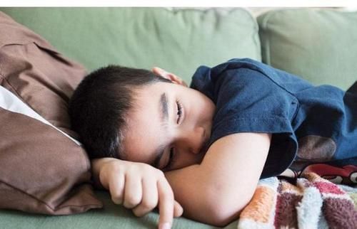 父母|这3种行为或正“偷走”孩子身高,医生:父母无知耽误孩子!