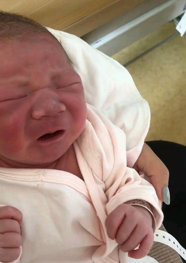 婴儿|这婴儿生下来有两颗牙母亲很自豪,但医生说你的痛苦才刚刚开始